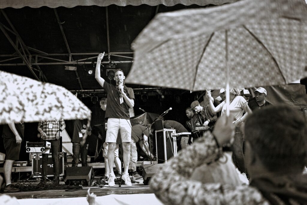 Organisateur au festival pop rock électro du Val d'Oise